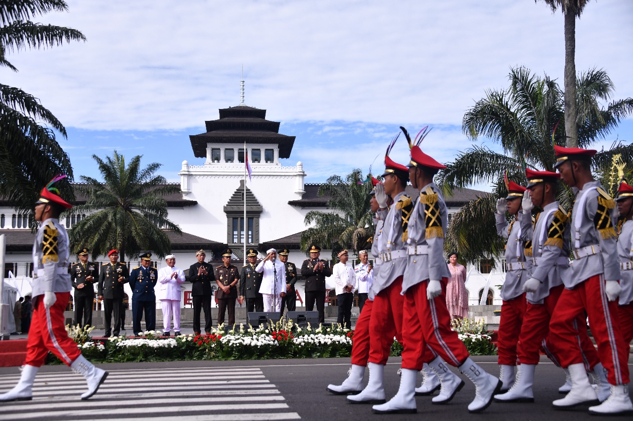 Kirab Budaya HUT ke-80 RI Jabar, Bandung Jadi Pusat Semangat Merah Putih